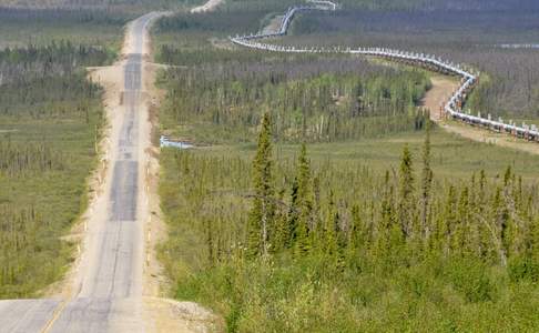 Dalton Highway langs de Trans-Alaska oil pipeline