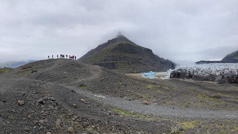 Eén van de excursies tijdens de groepsreis: een wandeling naar een gletsjermeer op IJsland