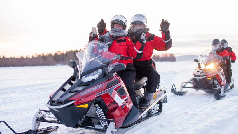 Op de sneeuwscooter