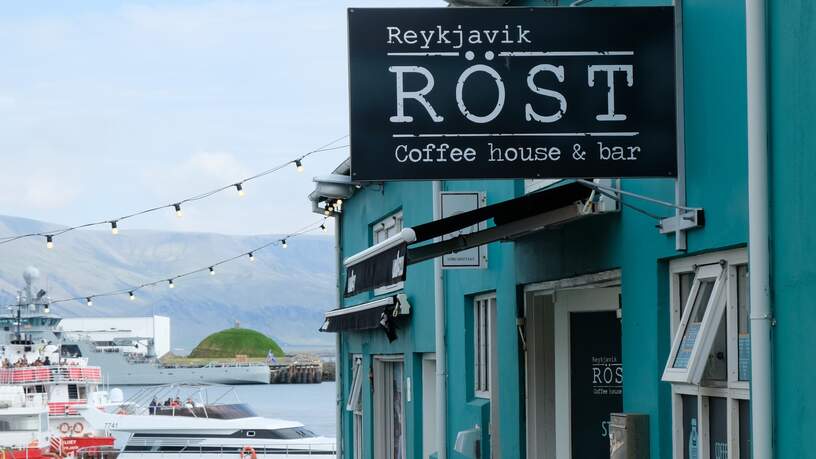 Er zijn genoeg restaurantjes in de kleine, gezellige haven van Reykjavík