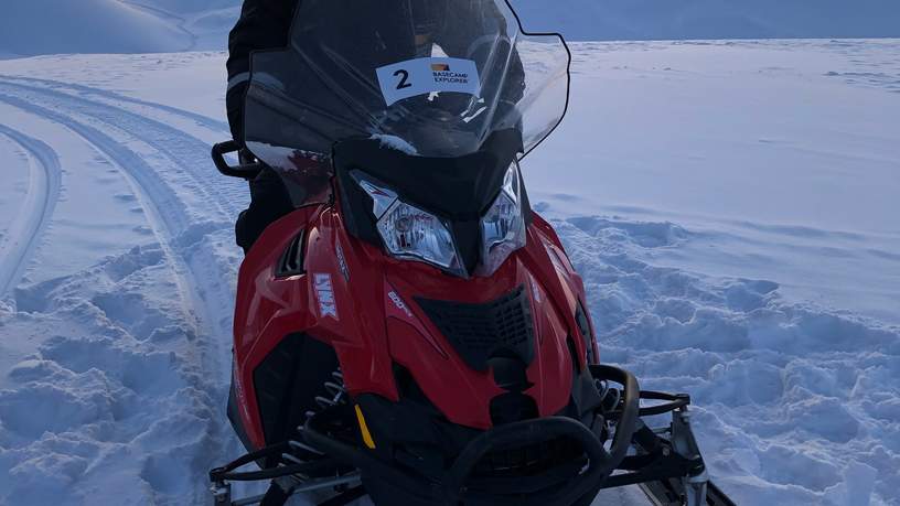 De tocht naar Isfjord Radio per sneeuwscooter