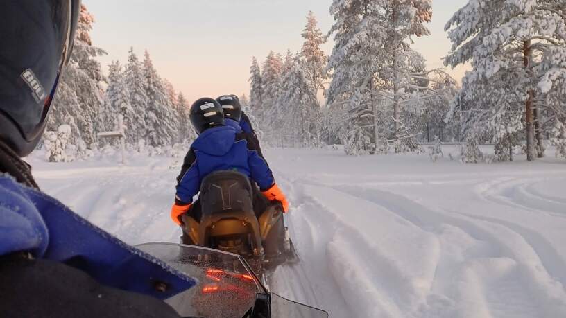 Met een sneeuwscooter door het besneeuwde landschap van Lapland