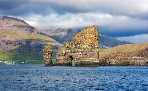 Drangarnir heten deze twee rotsen tussen het eilandje Tindholmur en Vagar.