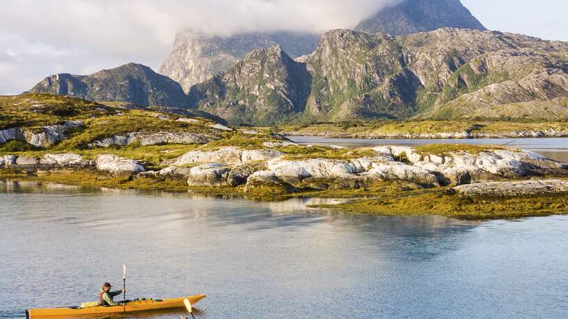 kajakken bij het eiland Herøy in Helgeland