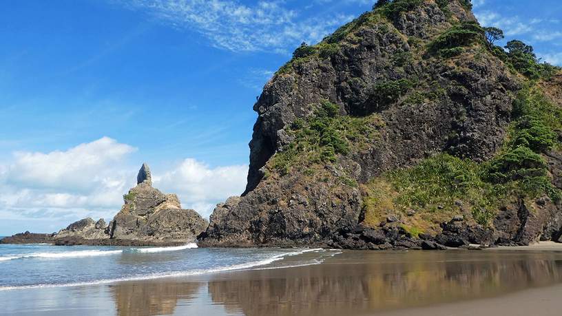 Piha Beach is dé plek voor mensen uit Auckland om te surfen
