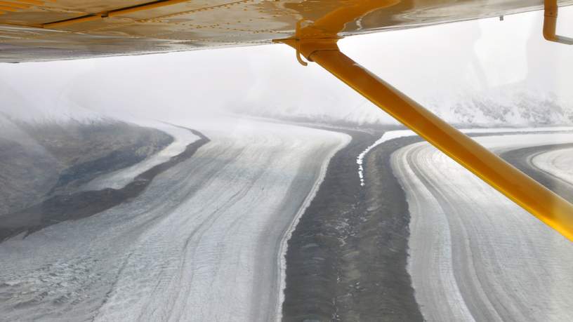 Vliegen over de wildernis van Kluane National Park