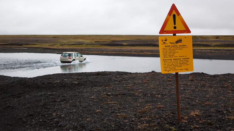 Waarschuwingsbord voor een rivier oversteek