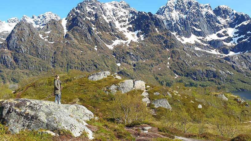 Onze collega Manuela op de Noorse eilandengroep Lofoten