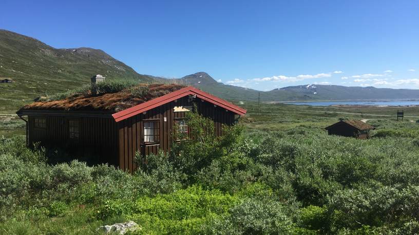 Typische Askja accommodatie, midden in de natuur aan een meer