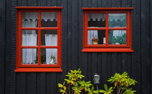 Traditionele facade van de huizen van de Faeroer eilanden.