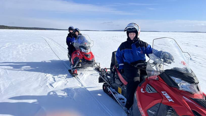 Op de sneeuwscooter over het meer.