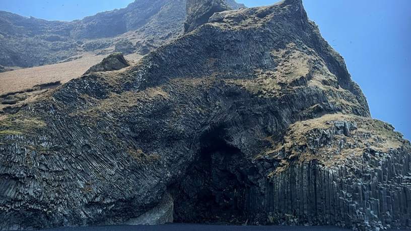 Hálsanefshellir op het strand Reynisfjara in november