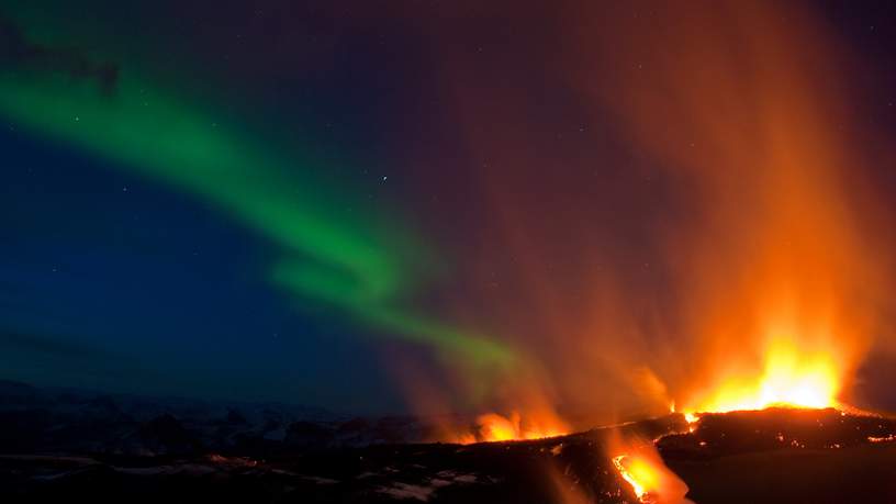 Wat een geluk: een eruptie én het Noorderlicht in één foto