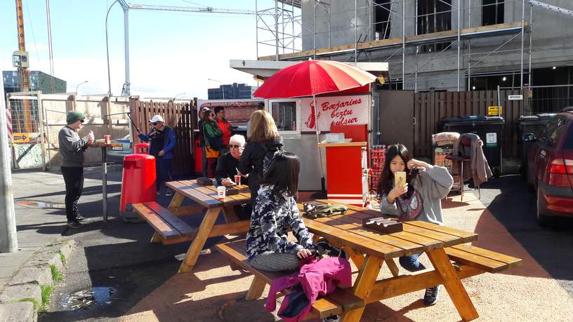 Terrassen in IJsland? Jazeker. Op een lange zomeravond is het heerlijk toeven op een terras.