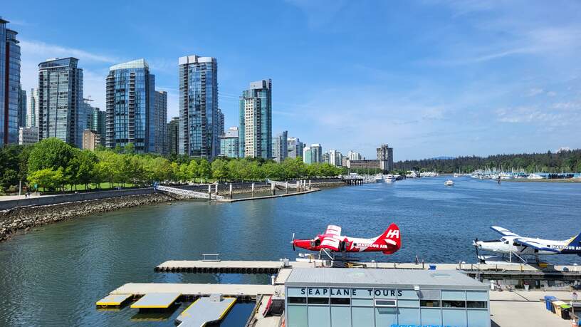 Het is een komen en gaan van watervliegtuigjes bij Vancouver Harbour