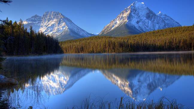 Mount Fryatt reflecterend in Leech Lake Reflection, Icefields Parkway, Jasper