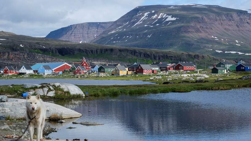 Langs de kust van Groenland vind je verschillende nederzettingen met de typische gekleurde huizen © Roxanne van der Eijken