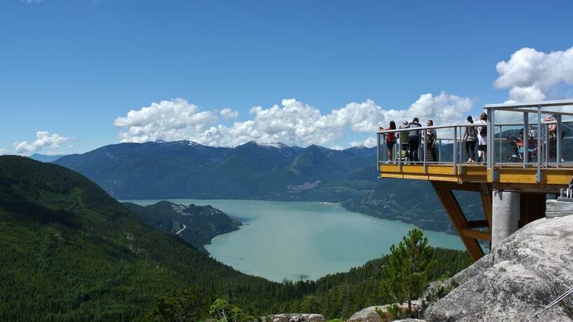 Sea-to-Sky Gondola met utizicht over Howe Sound in Squamish