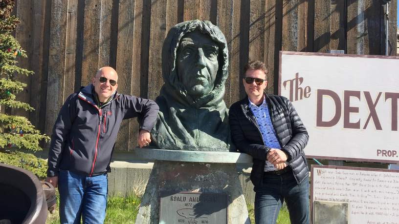 Sander en Eppo bij het standbeeld van Roald Amundsen